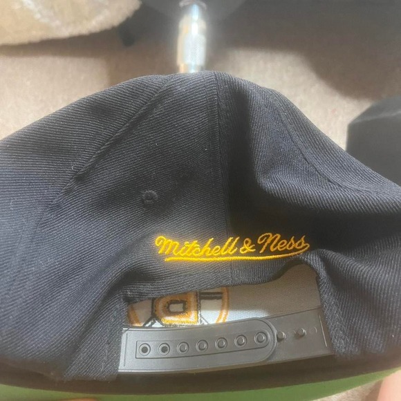 Mitchell & ness Boston bruins men's black and yellow snapbask‎ hat - Picture 2 of 4